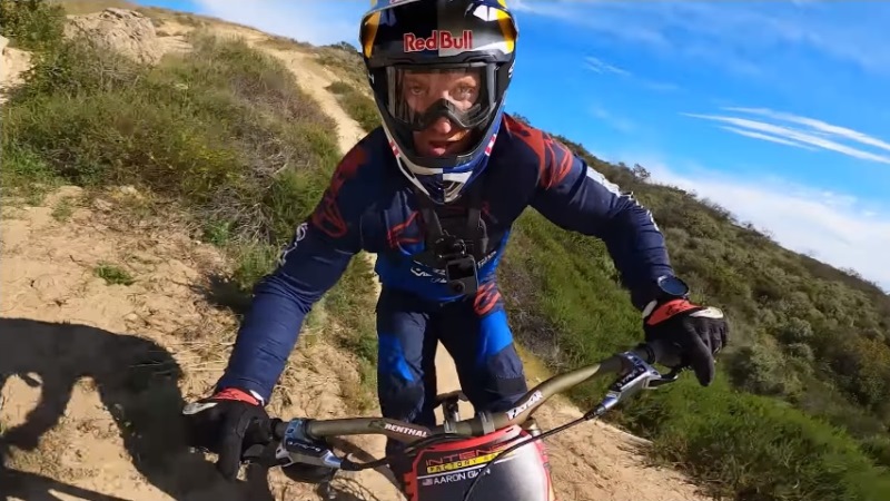 Aaron Gwin de paseo por Laguna Beach