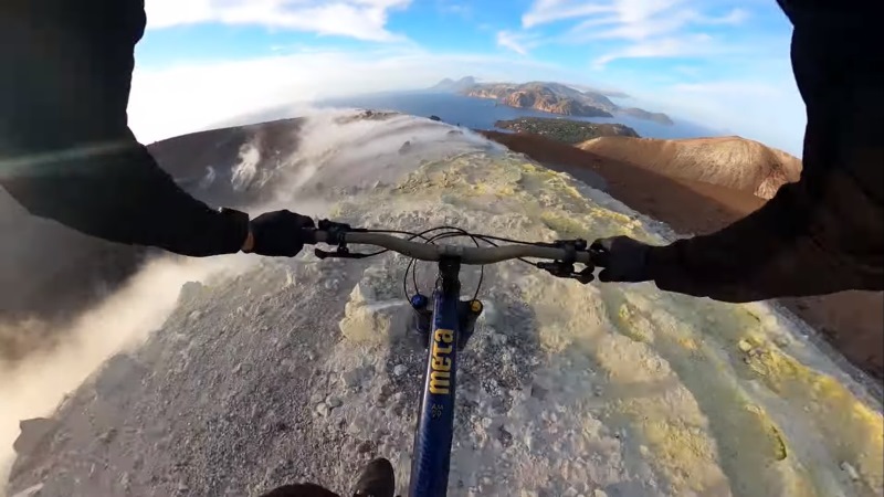 Kilian Bron de paseo por un volcán en su Montain Bike