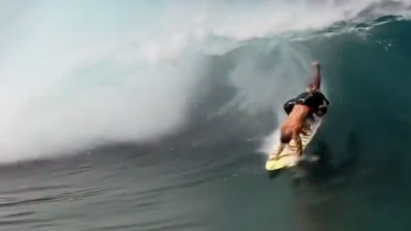 Uno de los peores Wipeouts de la temporada en Pipeline