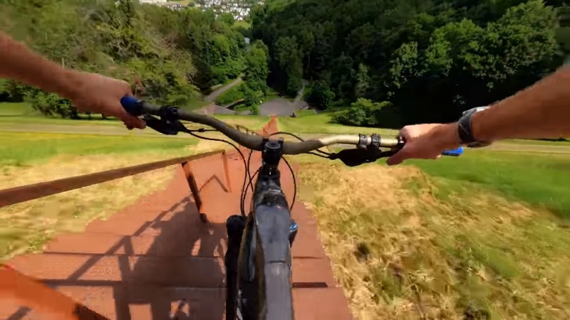 Sam Pilgrim y una escalera “extrema” para su Mountain Bike