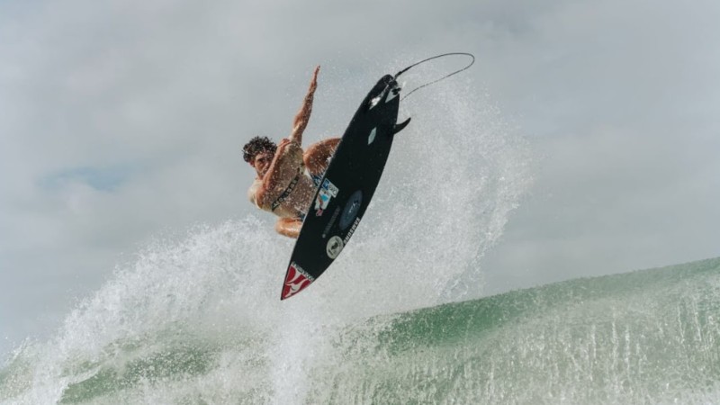 Surf session de Alonso Correa en Brasil