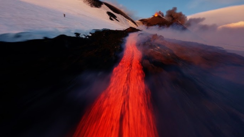 Josh Turner y Davide Tomasello esquiando un volcán en Sicilia